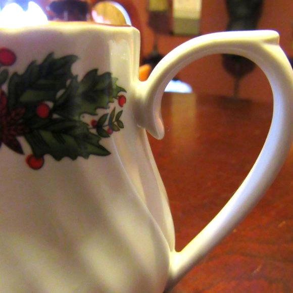 🎄 Vintage Christmas Holly Berries 24K Gold Trim Sugar & Creamer Set - Picture 8 of 16